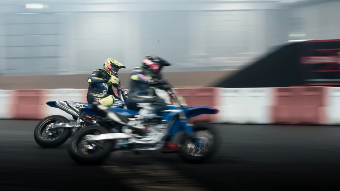 Zwei Sportmotorr&auml;der fahren auf der Motorradwelt 2026 in Friedrichshafen.