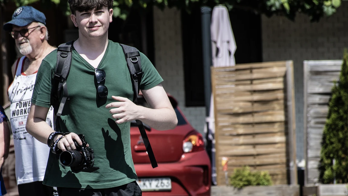 Junge mit Kamera und Rucksack auf dem Oldtimertreffen Langen 2025