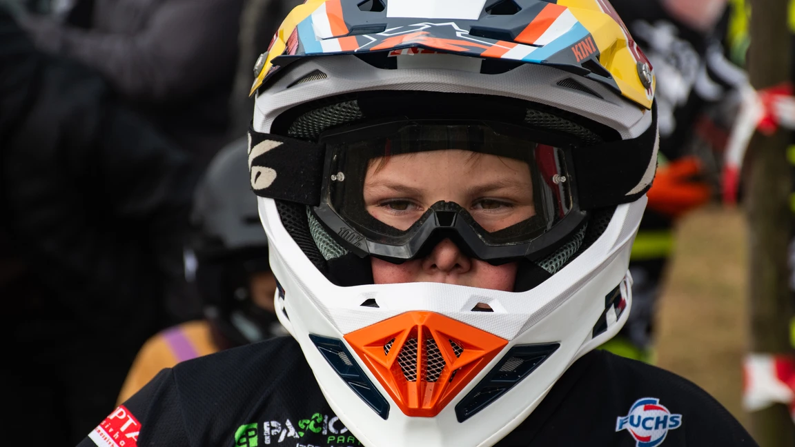 Junge in Schutzhelm und Brille beim Simonsrennen Wellmutsweiler 2025.