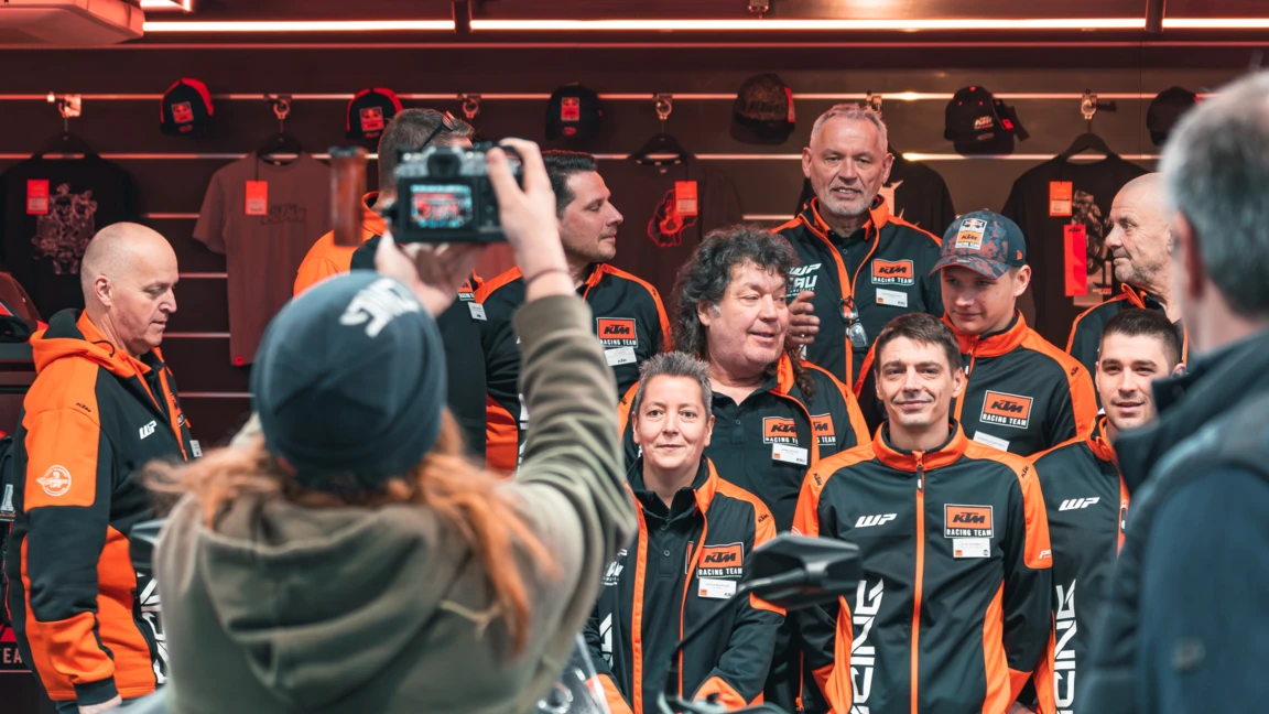 Personen in KTM-Racing-Team Kleidung auf der Motorradwelt 2026
