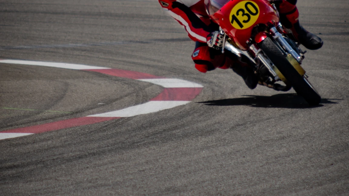 Motorrad rote Schräglage Motorrad rote Schräglage