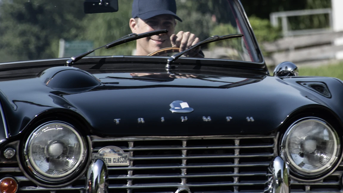 Oldtimertreffen Langen 2025 Mann sitzt im schwarzen Triumph Sportwagen auf dem Oldtimertreffen Langen 2025