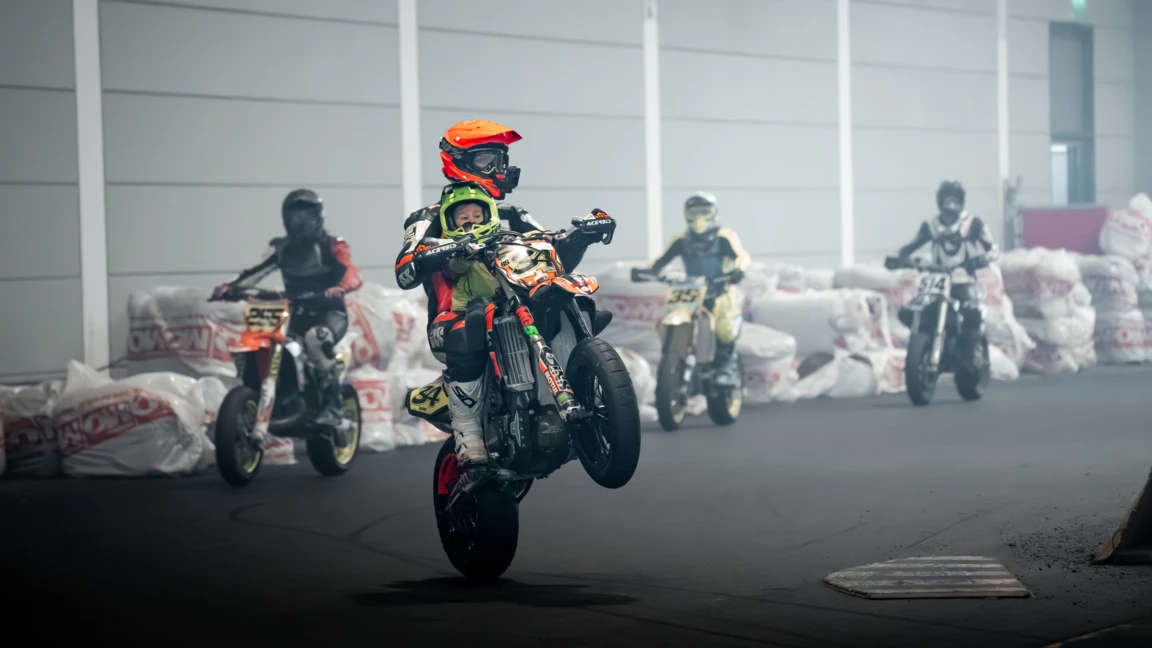 Motorradfahrer mit Beifahrer beim Stunt auf der Motorradwelt 2026 Messe