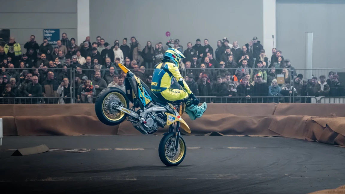 Motorradfahrer in Gelb und Blau zeigt Stunt auf der Motorradwelt 2026