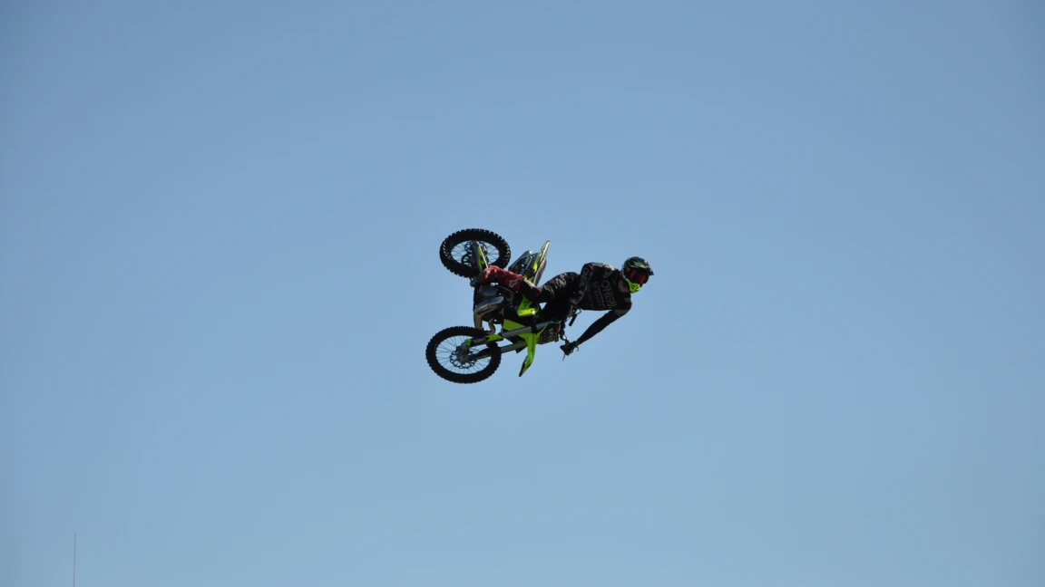 FMX-Show-Gelb-Seitwärts FMX-Show-Gelb-Seitwärts