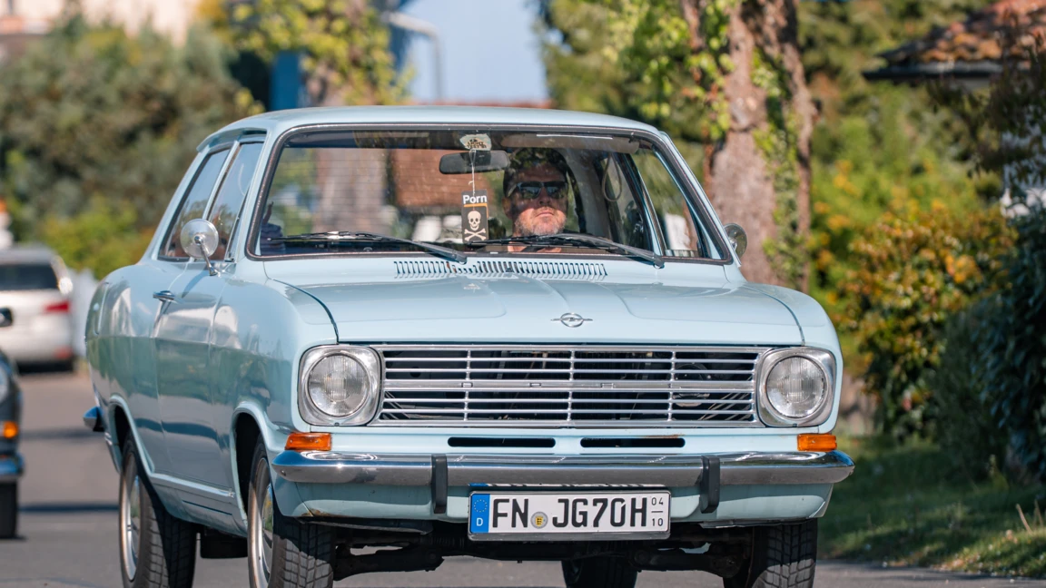 Oldtimertreffen Wasserburg 2026 Blaue Opel-Limousine fährt auf einer Straße in Wasserburg 2026