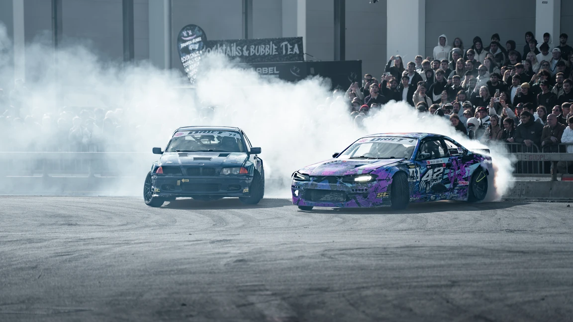 Zwei sportliche Driftautos in Aktion bei der Tuning World Bodensee 2026