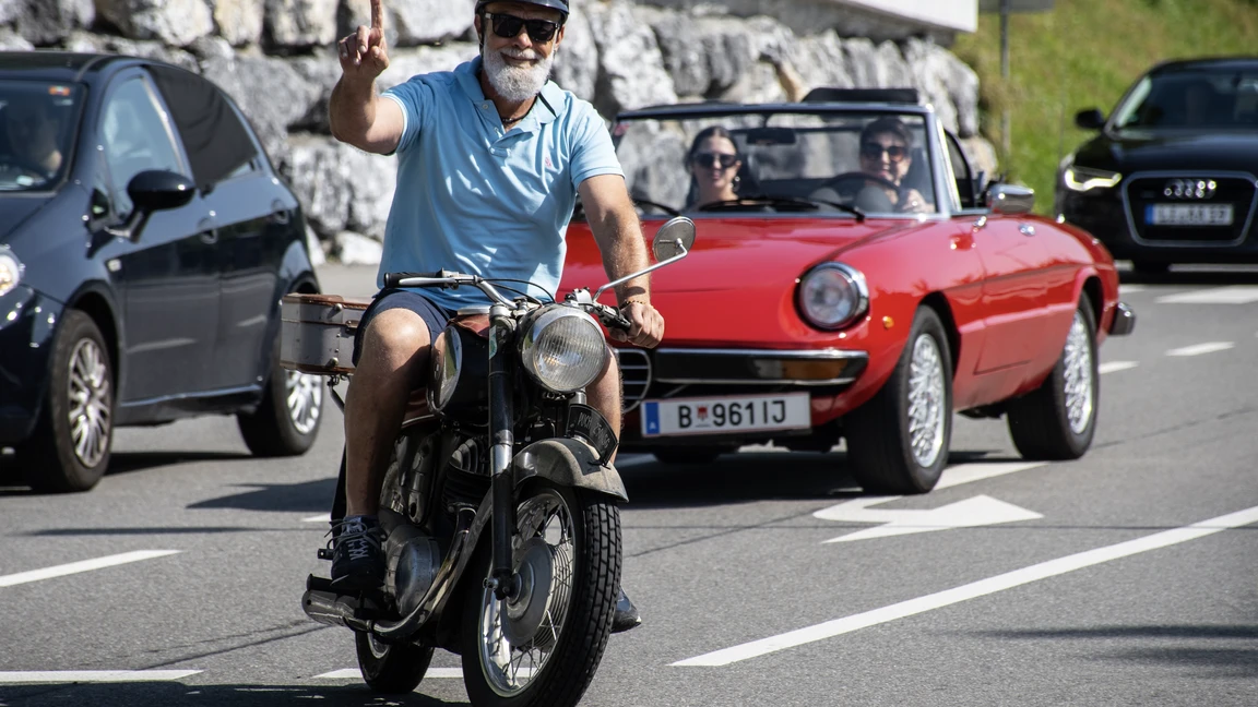 Oldtimertreffen in Langen 2025, Motorradfahrer auf der Straße. Mann auf Motorrad mit Peace-Zeichen, Oldtimertreffen 2025, Langen