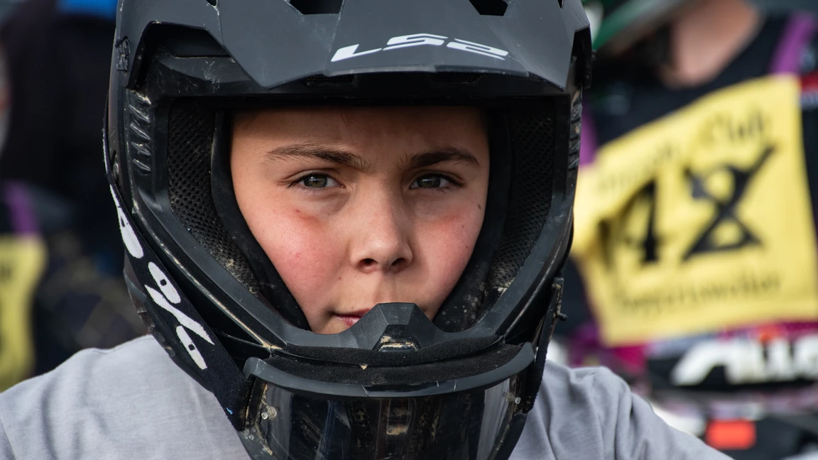 Junge mit Schutzhelm auf dem Simonsrennen Wellmutsweiler 2025
