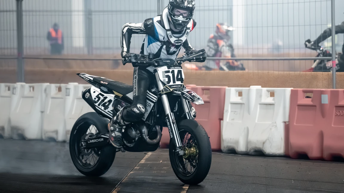Motorradfahrer mit der Startnummer 514 beim Stuntfahren auf der Motorradwelt 2026