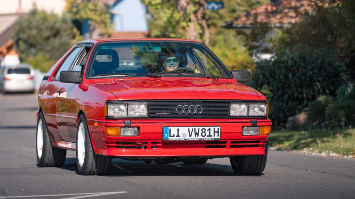 Roter Audi Quattro auf der Stra&szlig;e beim Oldtimertreffen Wasserburg 2026