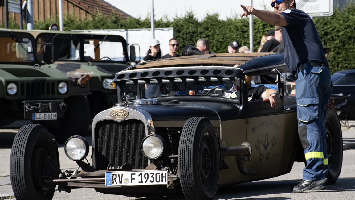 Fahrzeug und Teilnehmer auf dem American-Dream-V8 Treffen 2023 Schwarz-gelbes Fahrzeug mit offenem Dach auf dem American-Dream-V8 Treffen, Lindenberg
