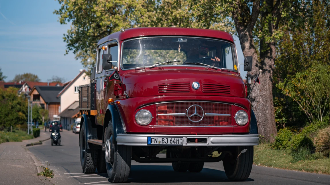 Roter Mercedes Lkw auf einer Stra&szlig;e beim Oldtimertreffen Wasserburg 2026