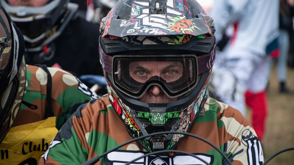 Rennfahrer beim Simonsrennen 2025 Mann mit Helm in Camouflage-Kleidung beim Simonsrennen Wellmutsweiler 2025