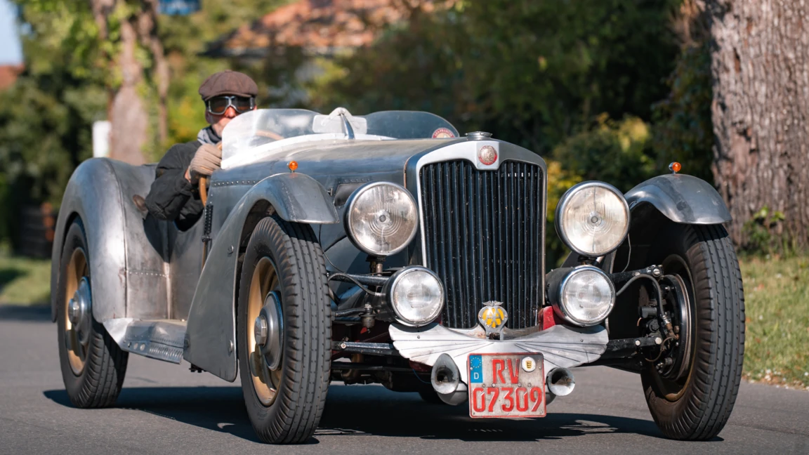 Oldtimerfahrzeug auf der Stra&szlig;e w&auml;hrend des Oldtimertreffens Wasserburg 2026