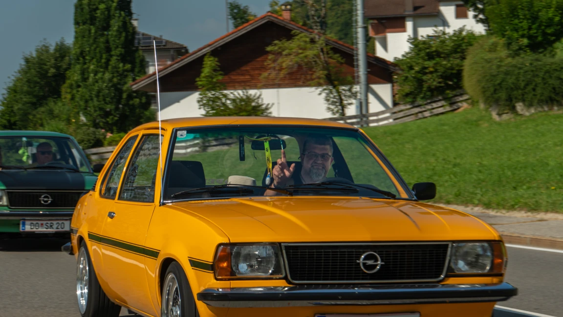 Opel-Gelb
