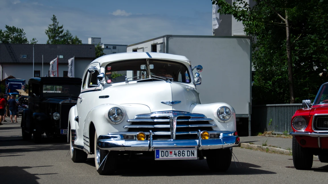 Chevrolet-Weiß-Rund