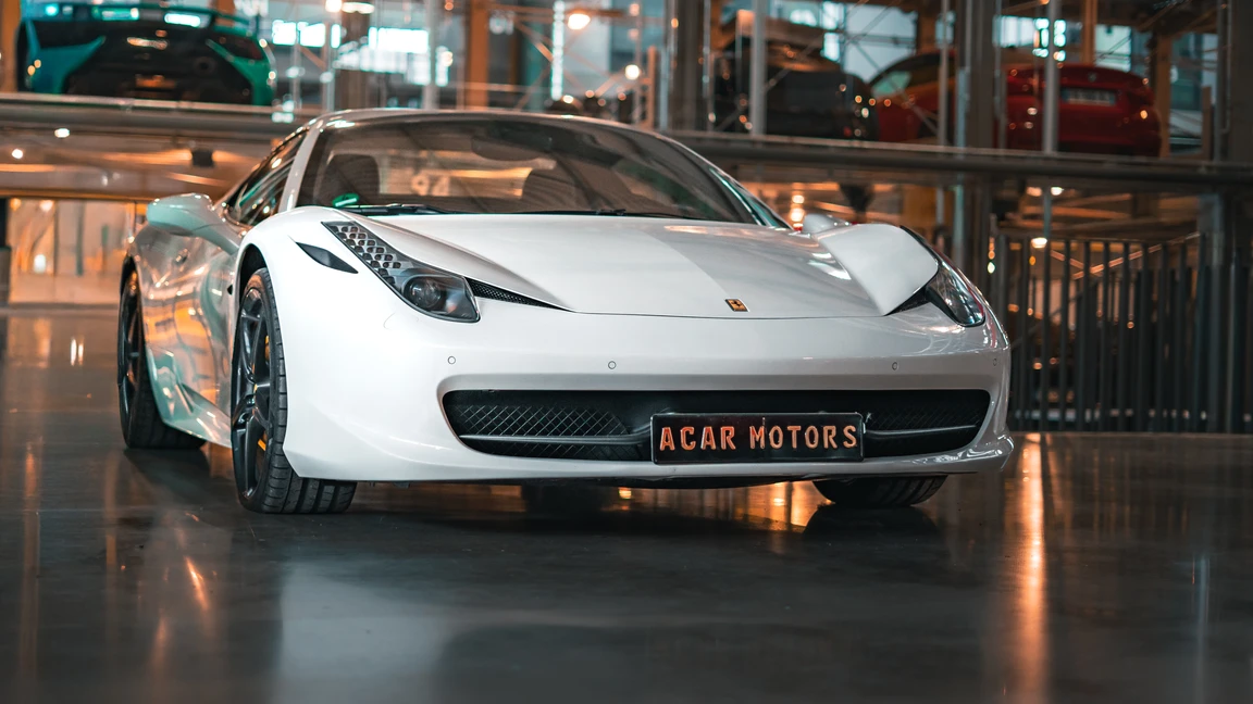 Motorworld München, Exponat von ACAR MOTORS Weißer Ferrari 458 Spider in der Motorworld München, präsentiert von ACAR MOTORS
