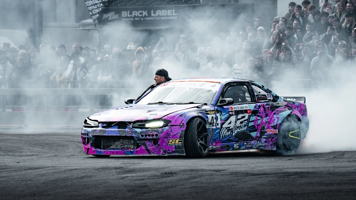 Drift-Show auf der Tuning World Bodensee 2026 in Friedrichshafen Drift-Show mit einem bunten Nissan Silvia auf der Tuning World Bodensee 2026
