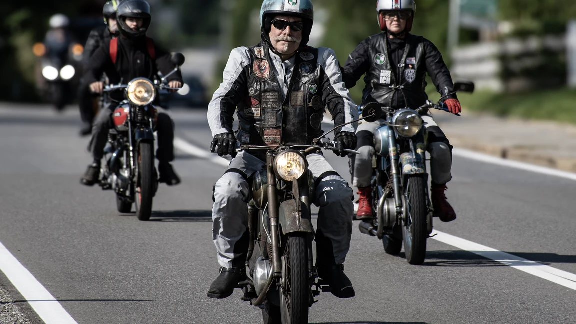 Gruppe von Fahrern auf Motorr&auml;dern bei Oldtimertreffen Langen 2025