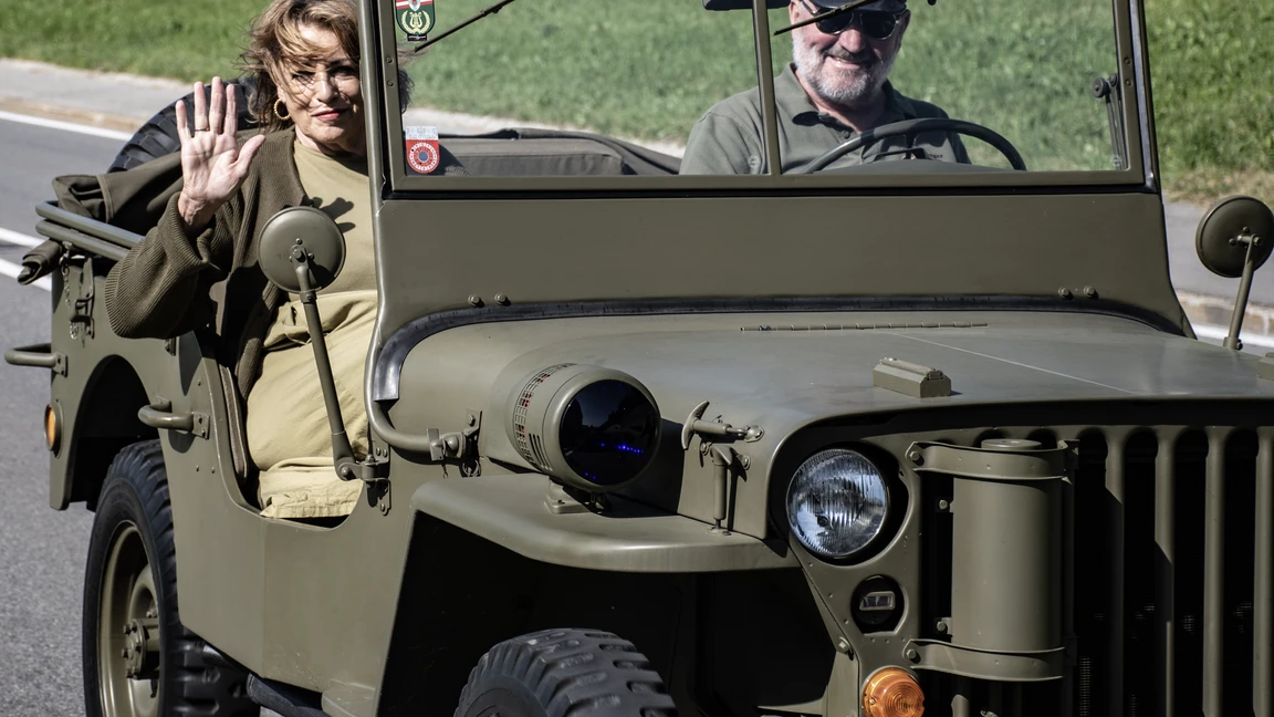 Oldtimertreffen Langen 2025 Zwei Personen in einem olivgrünen Militärjeep auf einer Straße beim Oldtimertreffen.