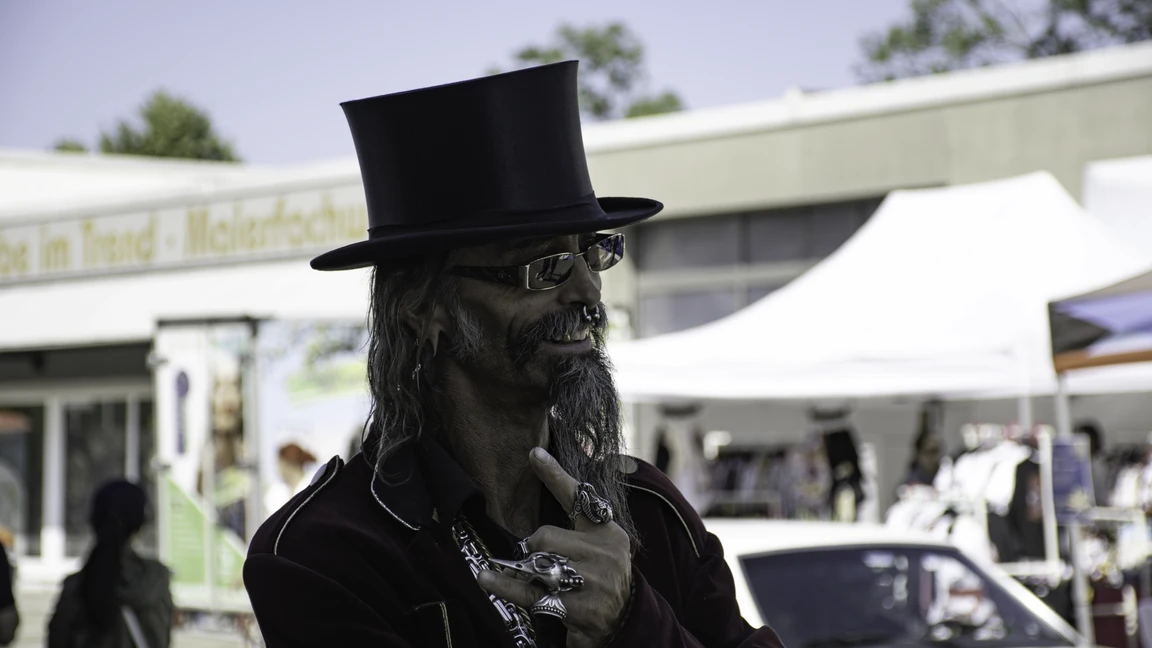 Mann mit Zylinder und Schmuck auf dem American-Dream-V8 Treffen in Lindenberg