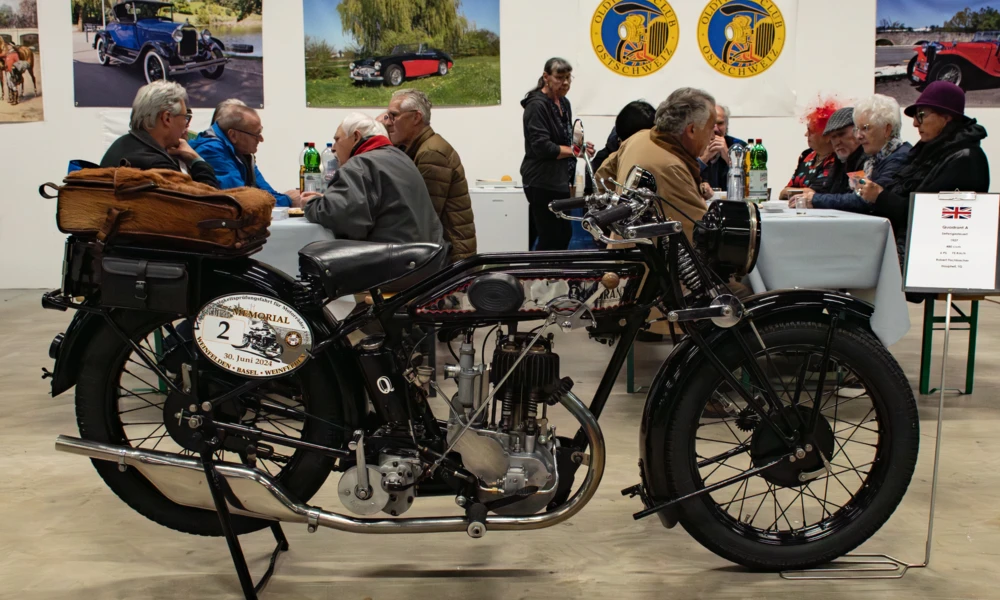 Oltimer Messe St.Gallen, Juni 2022 Oldtimer-Motorrad mit Transporttasche auf der Oltimer Messe St.Gallen