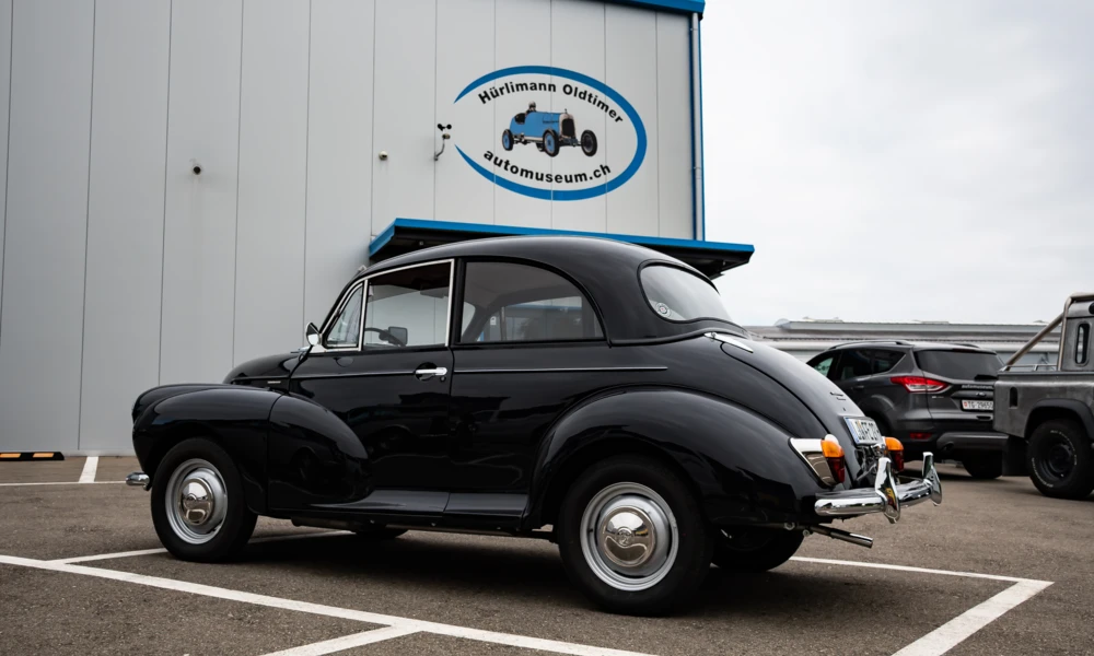 Schwarzes Auto vor dem H&uuml;rlimann Oldtimer Museum in der Schweiz
