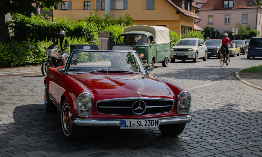 roter-mercedes-slcabrio-einfahrt roter-mercedes-slcabrio-einfahrt