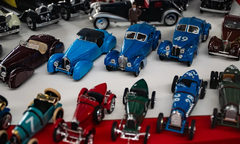 Modellautos in verschiedenen Farben im Automuseum L&ouml;mmenschwil