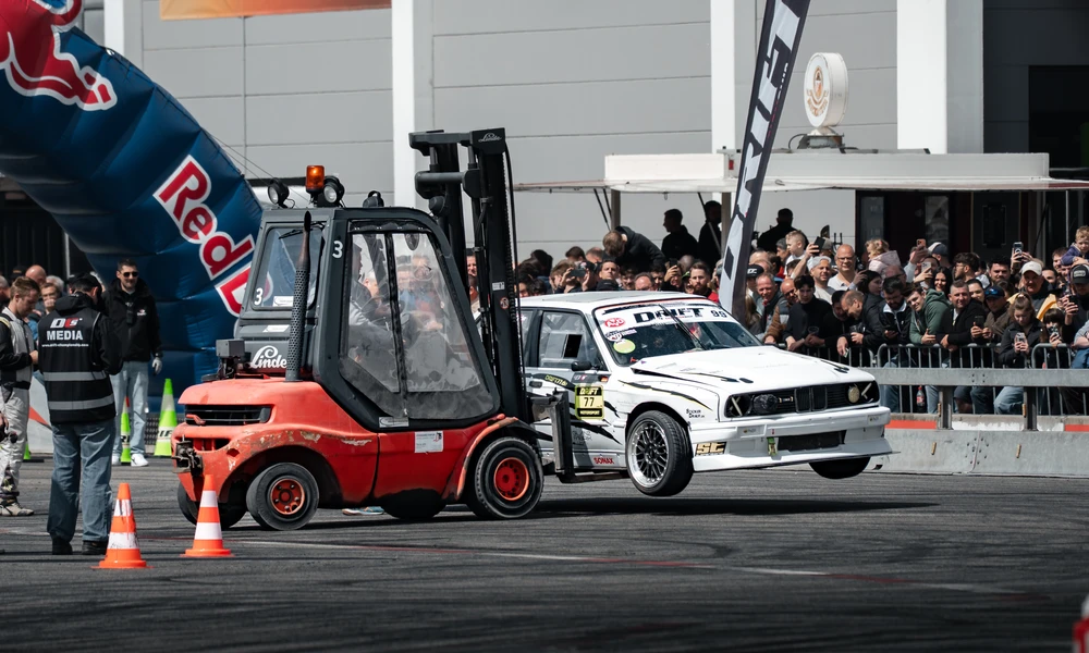 Driftwagen hebt beim Drift auf der Tuning World Bodensee 2026 an. Dreirad-Drift in action mit einem weißen Driftwagen auf der Tuning World Bodensee 2026