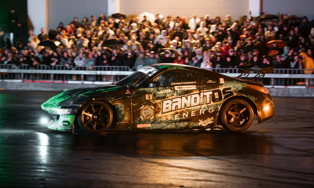 Driftende Sportwagen mit Banditos Energy-Beschriftung bei Tuning World 2026