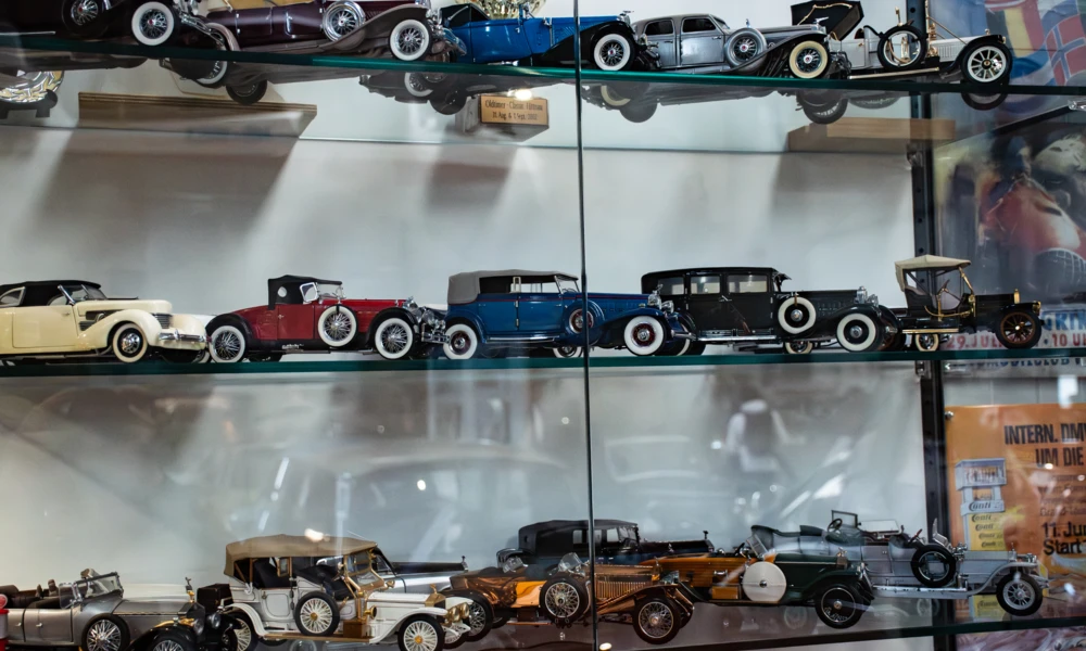 Vitrine mit Modellautos im Automuseum L&ouml;mmenschwil, Schweiz
