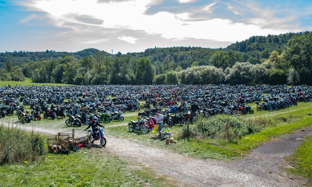 glemseck101-motorradparkplatzwiese