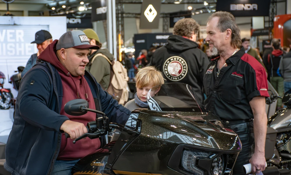 Motorradwelt 2026 in Friedrichshafen Mann mit Kind testet Motorrad auf der Motorradwelt 2026 in Friedrichshafen