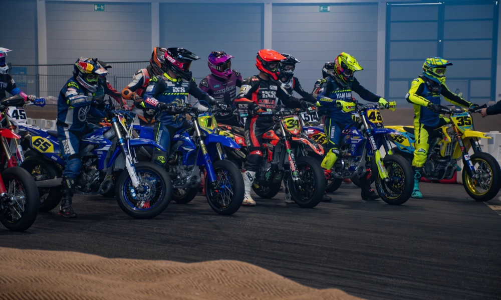 Gruppe von Motorradfahrern auf Rennmotorr&auml;dern w&auml;hrend der Motorradwelt 2026