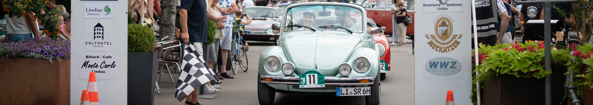 Oldtimer bei der Lindau-Klassik Rallye am Start. Vorderansicht eines klassischen Autos.