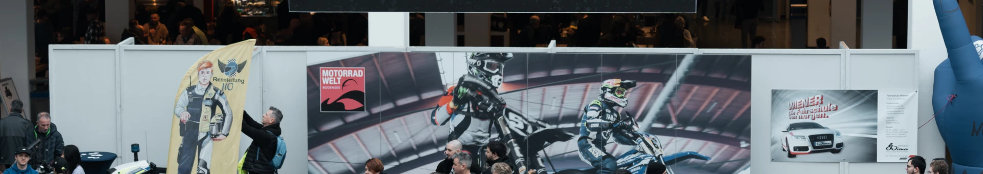 Menschenmenge auf der Motorradwelt 2026 mit Best Bike Award Banner