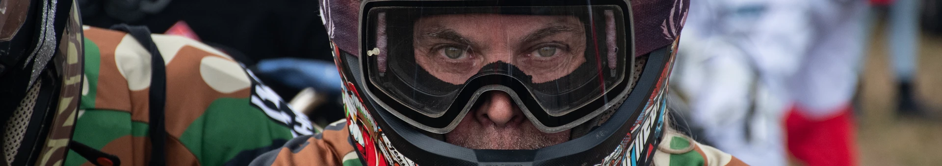 Rennfahrer beim Simonsrennen 2025 Mann mit Helm in Camouflage-Kleidung beim Simonsrennen Wellmutsweiler 2025
