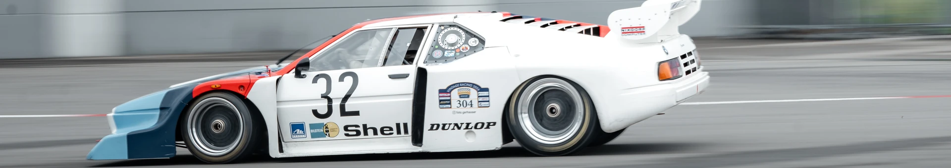 Rennwagen mit der Nummer 32 f&auml;hrt auf der KLASSIKWELT BODENSEE 2026.