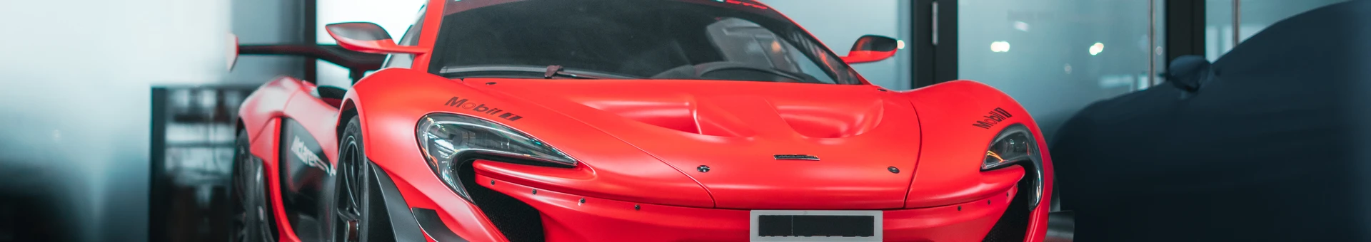 Roter McLaren P1 in der Motorworld M&uuml;nchen, Frontansicht im Ausstellungsbereich
