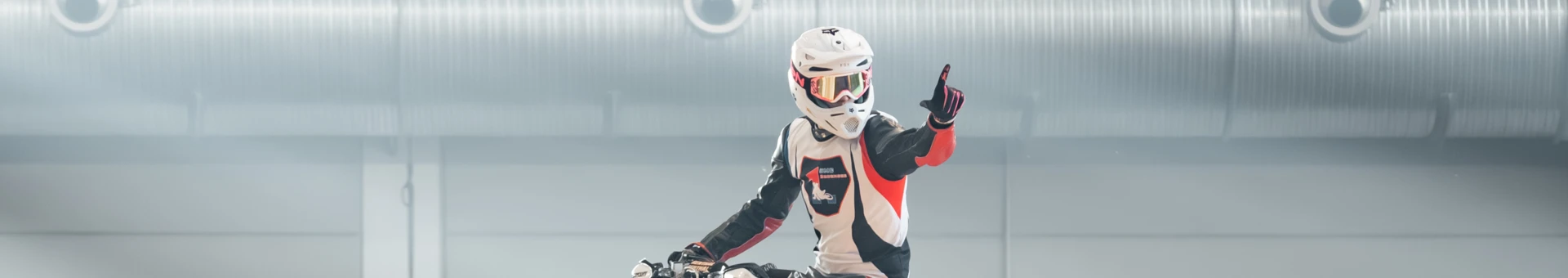 Motorradfahrer springt auf BMX-Rampe bei der Motorradwelt 2026 in Friedrichshafen