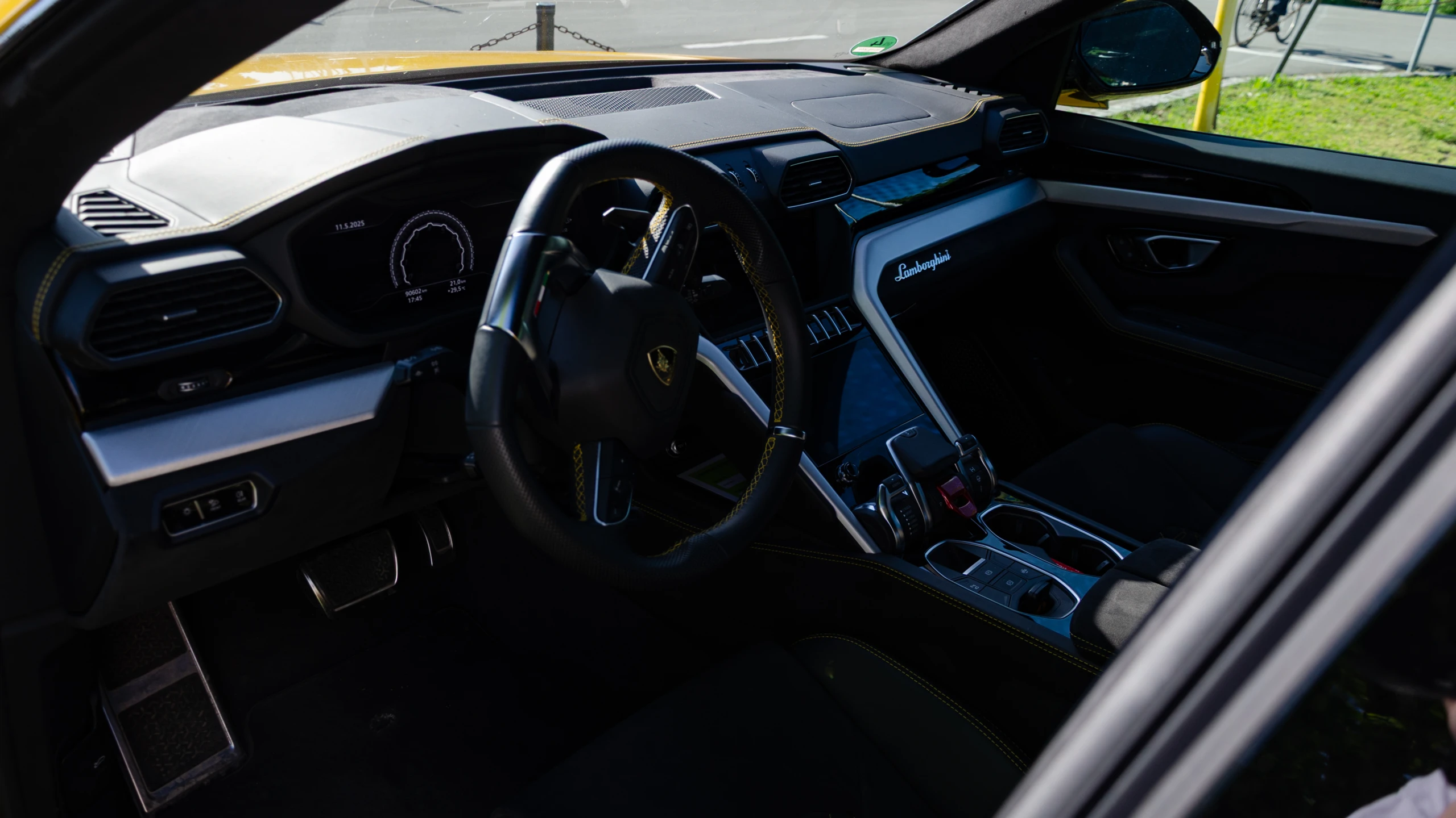 Cockpit-Ansicht eines Lamborghini, innovative Gestaltung und Ausstattung Interieur eines Lamborghini mit sportlichem Lenkrad und modernen Bedienelementen