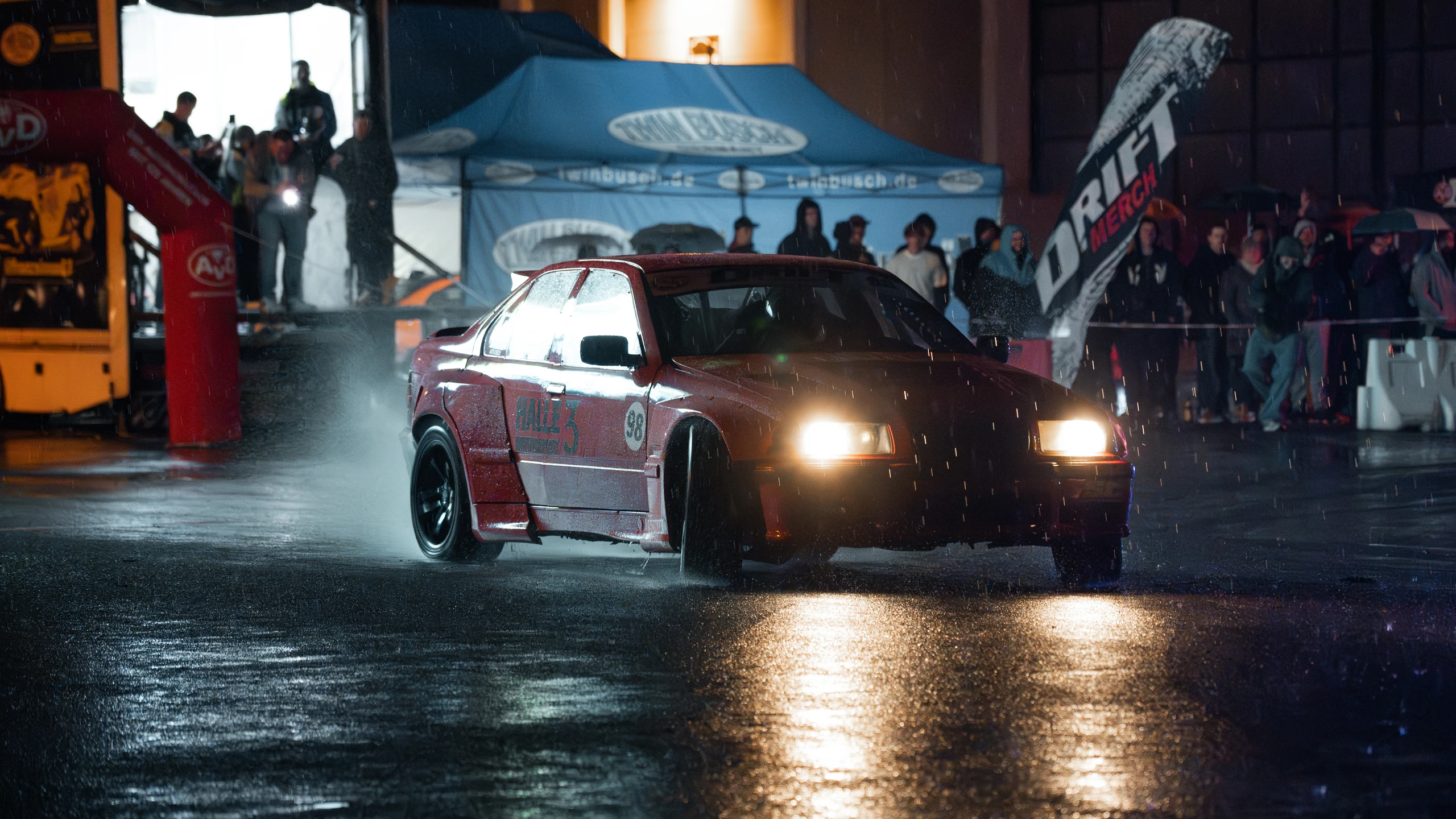 Drift & Beatz Event 2026 Rotes Auto driftet bei der Tuning World 2026 in Friedrichshafen