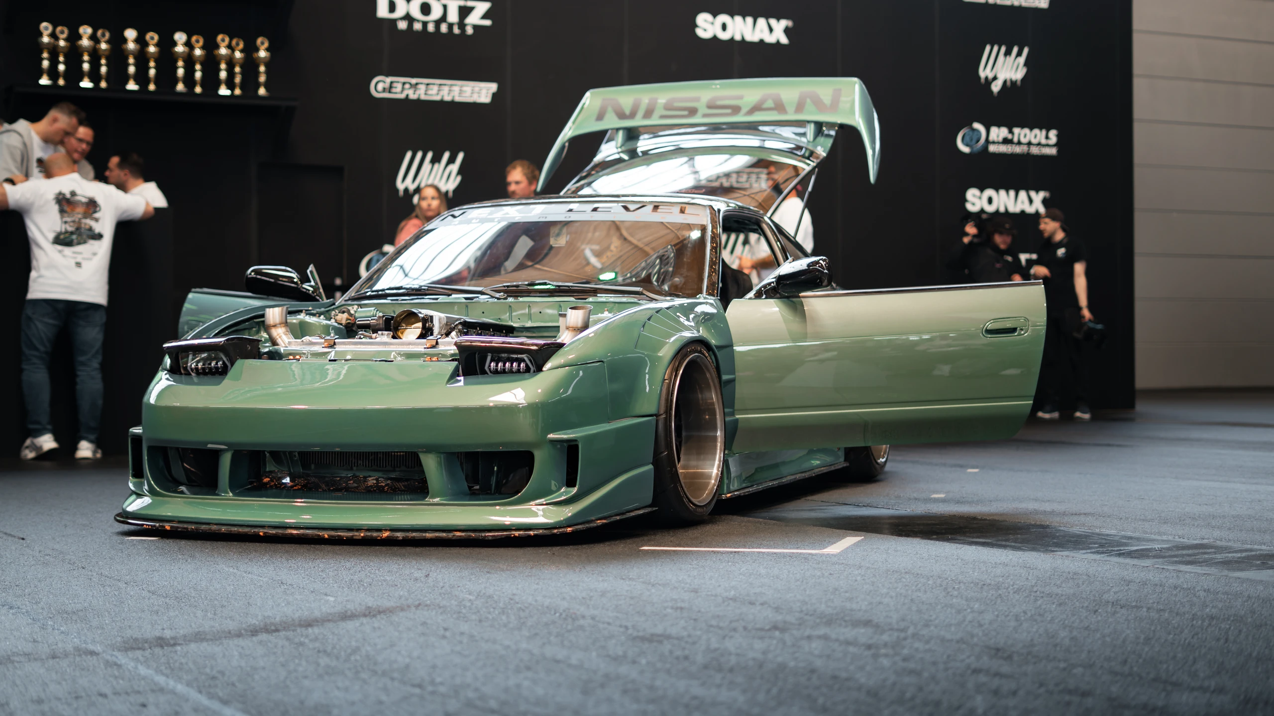 Tuning World Bodensee 2026, grün lackiertes Nissan Fahrzeug. Nissan Fahrzeug mit offenen Türen auf der Tuning World Bodensee 2026