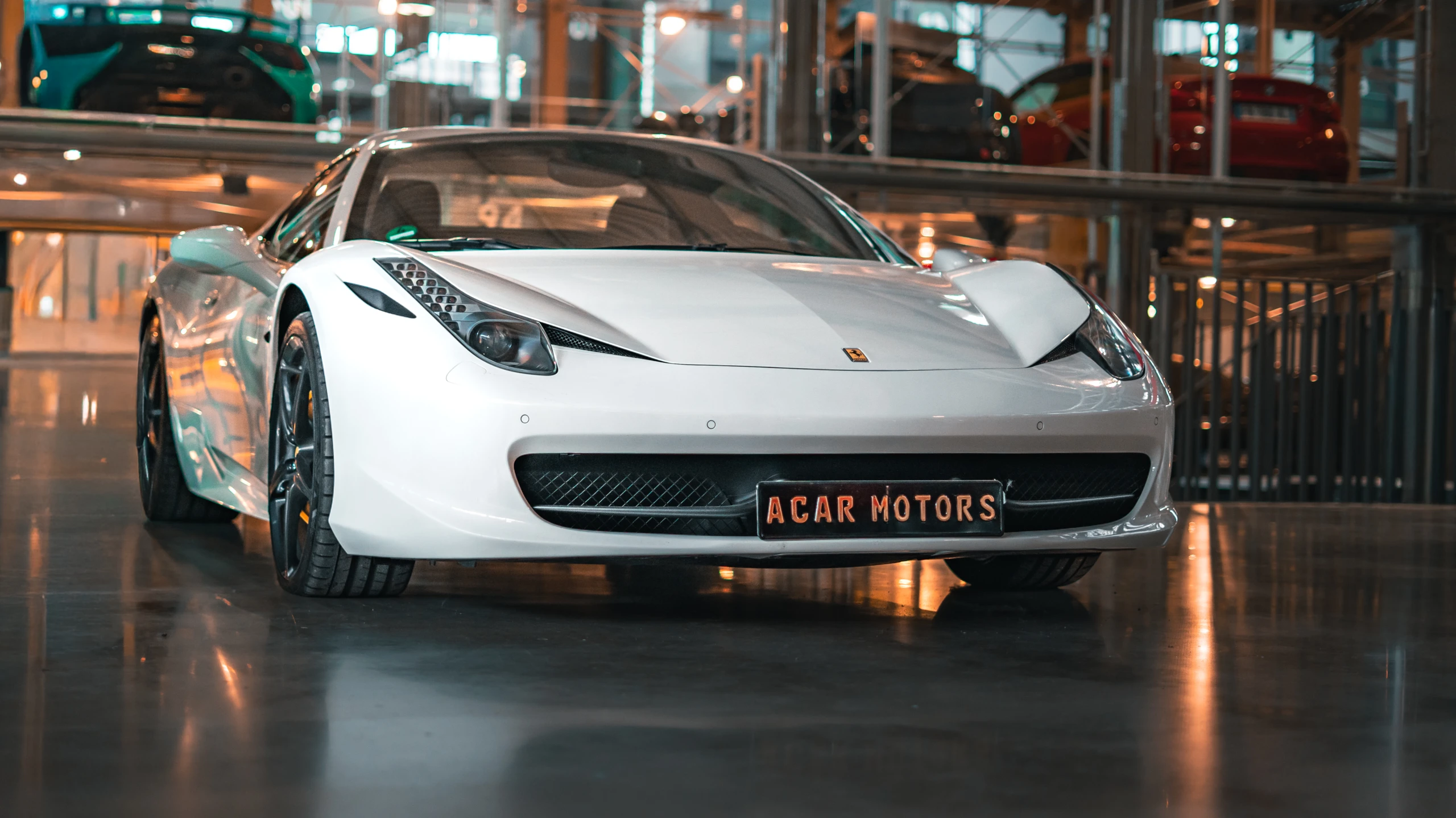Wei&szlig;er Ferrari 458 Spider in der Motorworld M&uuml;nchen, pr&auml;sentiert von ACAR MOTORS