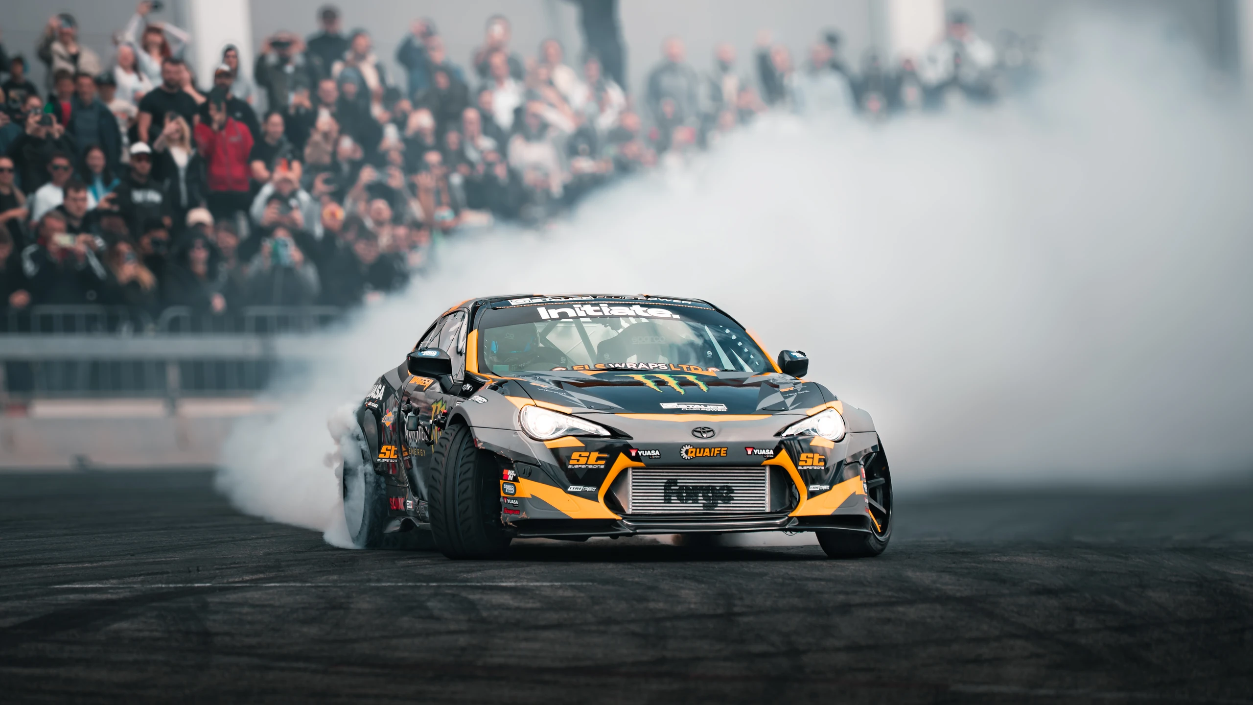 Drift-Show auf der Tuning World Bodensee 2026 Schwarz-gelber Driftwagen bei der Tuning World Bodensee 2026 in Friedrichshafen