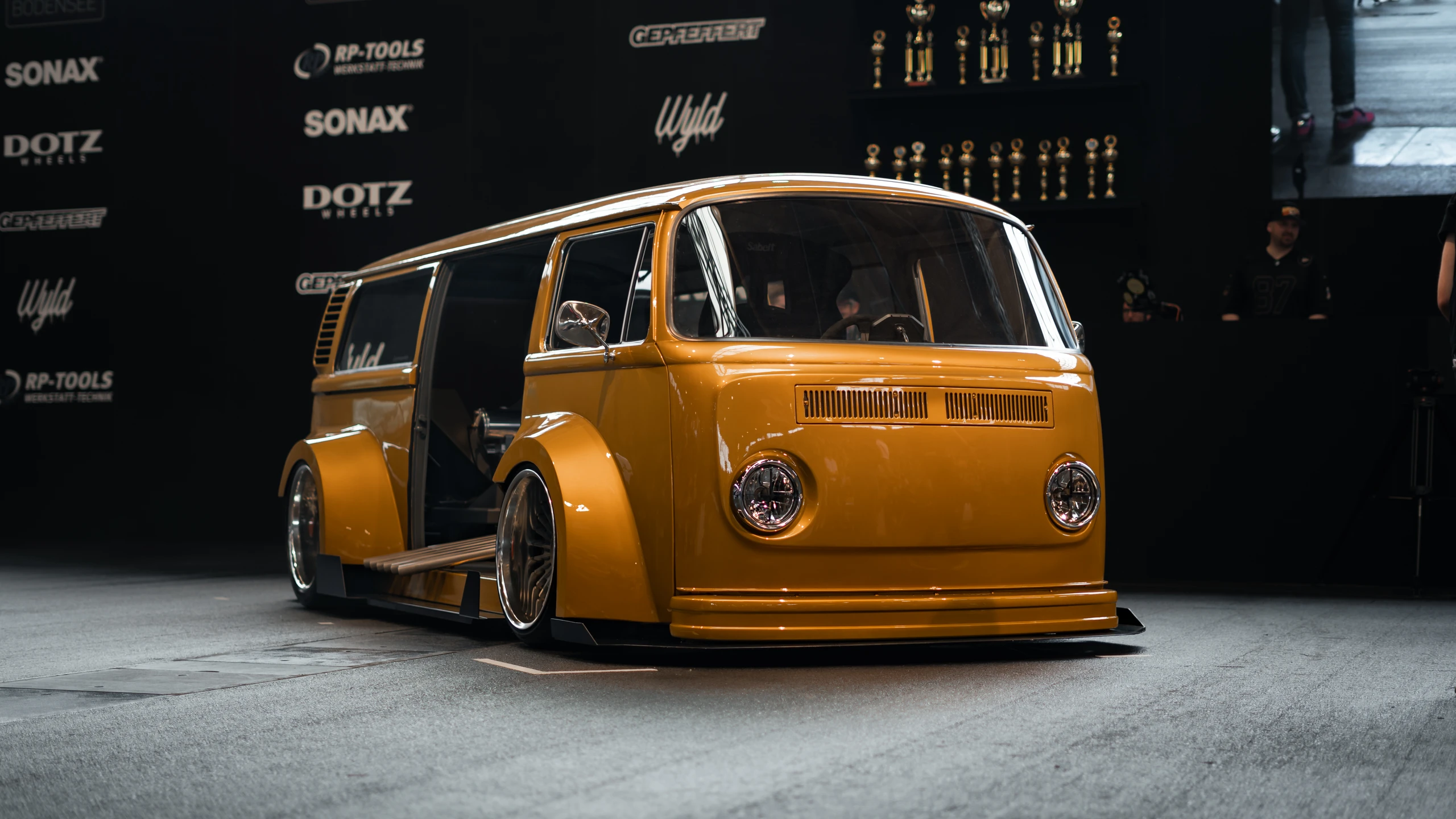 Gelbes modifiziertes Fahrzeug auf der Tuning World Bodensee 2026
