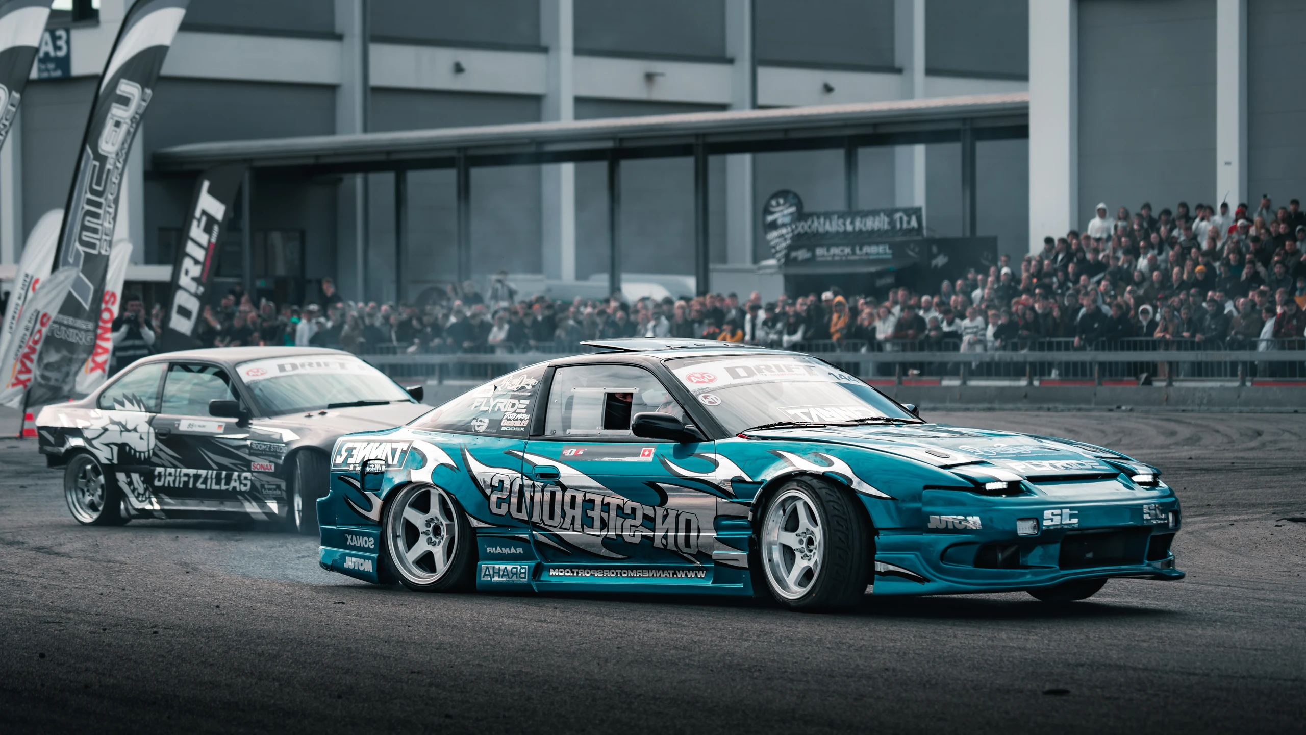 Drift-Show bei der Tuning World Bodensee 2026 in Friedrichshafen. Zwei sportliche Autos driften auf der Tuning World Bodensee 2026.