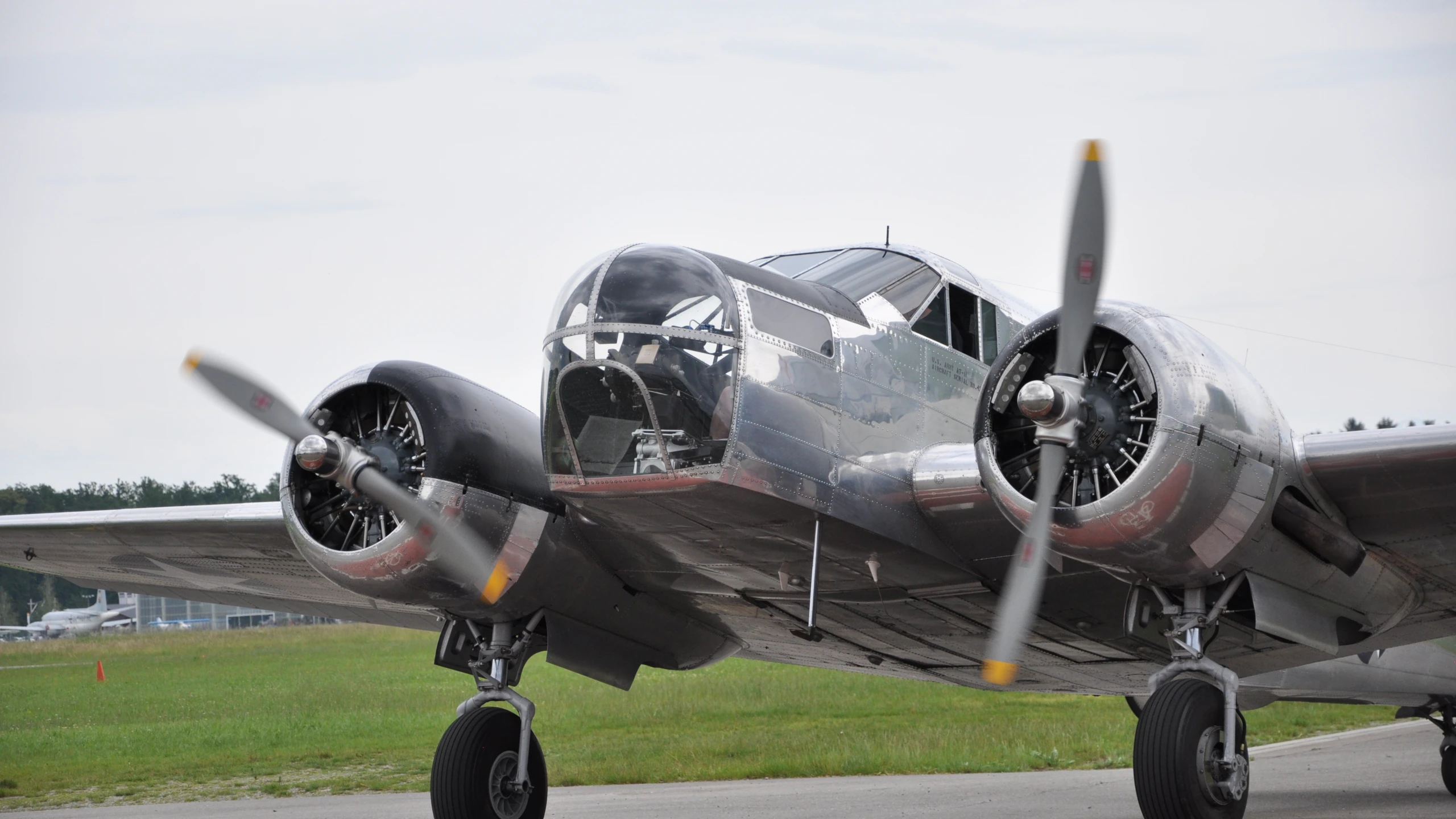 silberFlugzeugFront